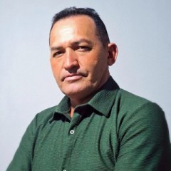 R De Castro